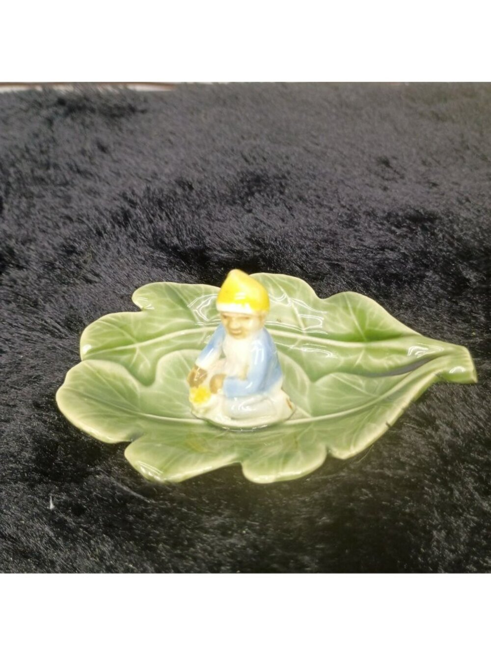 Vintage‎ Shamrock Pottery Figurine Dish With Leaf & Gnome Design Made In Ireland